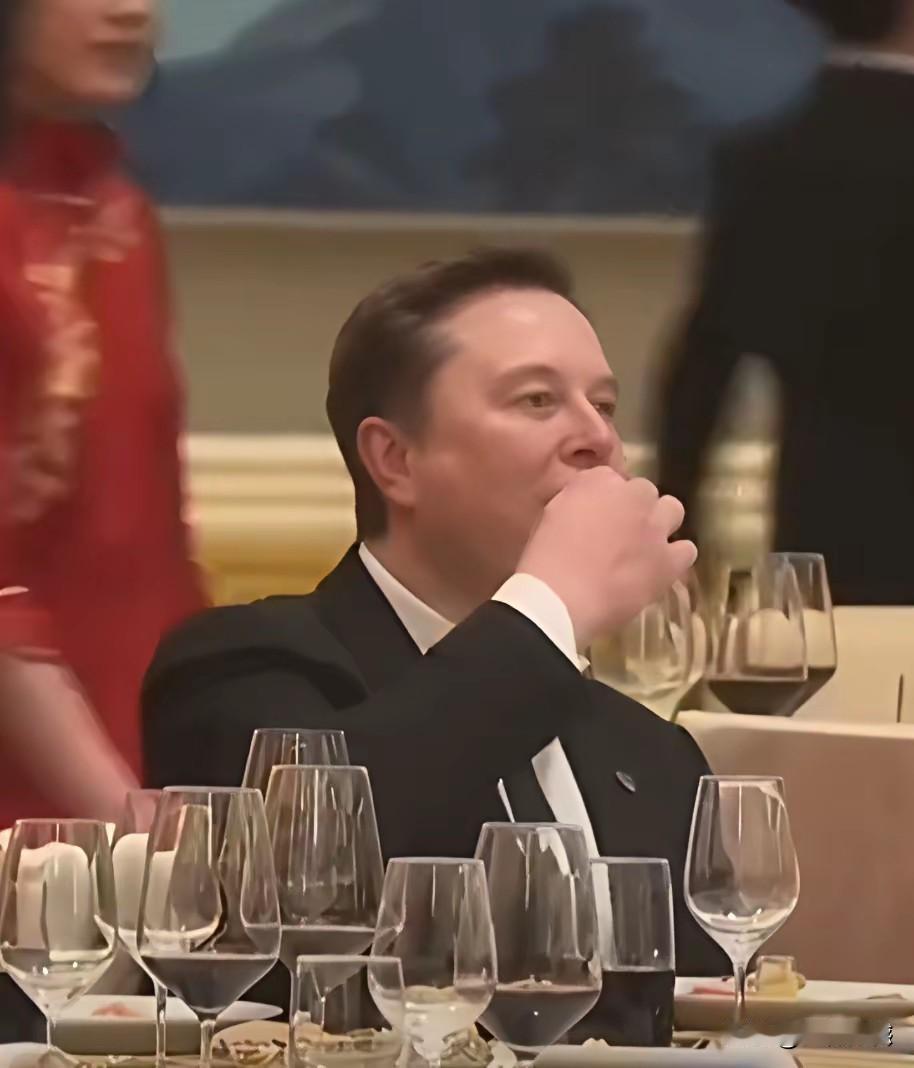 马斯克真是一个不拘小节的人，在宴会还没有开始，大大咧咧的他，便拿起一块美食放进了