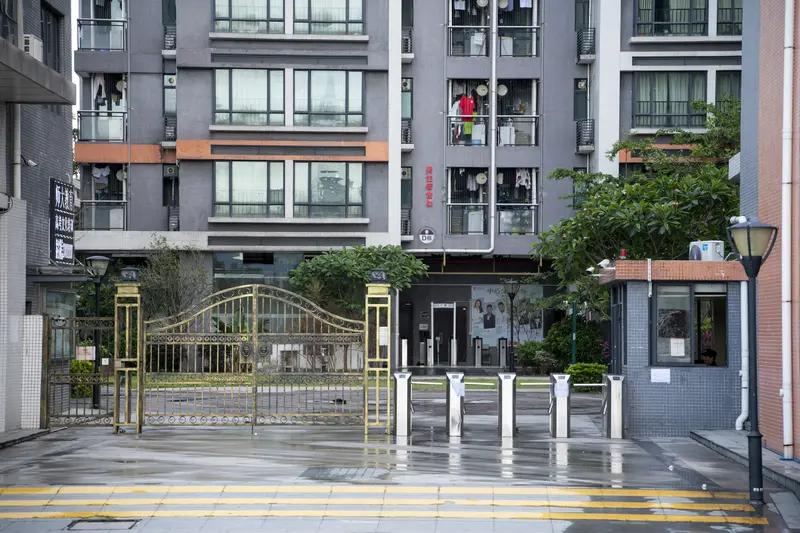 小区门口，一到下午，因建筑遮挡，这里便成了一片荫凉之地，再加上从小区里吹来的山风