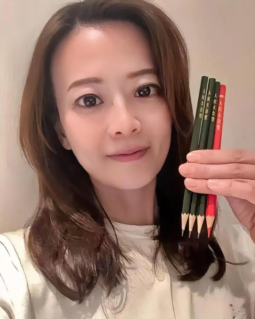 4月10日，正随团访陆的国民党发言人江怡臻在社交平台发文称：带回人民大会堂的四支