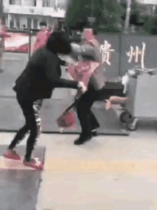 这个摆摊的男子，怎么和这两个女子发生了冲突？看这两个女子的穿着打扮，也不像是同行