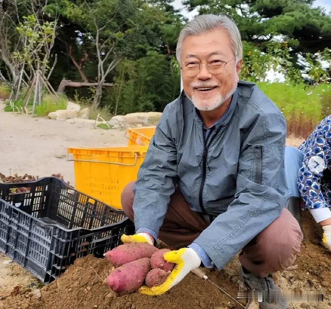 文在寅作为北韩人后裔，是脱北者过去南韩，然后生存下来。文在寅现在每天就是种地和收
