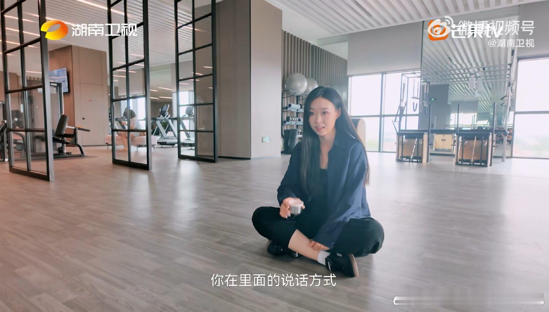 管乐没想到性格比作品火湖南卫视背后 《乘风2025》中管乐喜剧感爆棚，聊天欢乐满