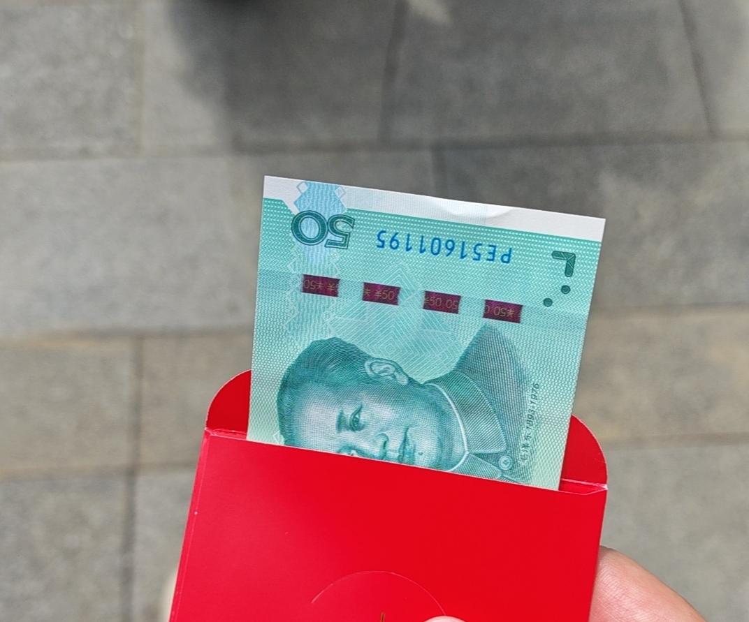 华为员工的工资有多高?
华为的员工工资高不高我倒是不清楚，但是我知道华为有一点比