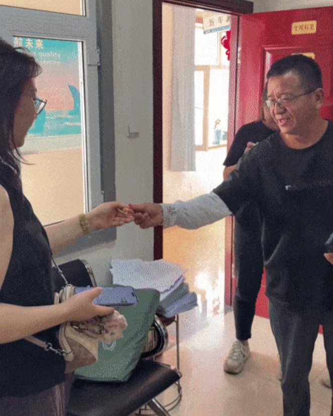 新疆女子打车，不慎把价值40000元的金手镯落在车上，自己却毫无察觉，直到在火车
