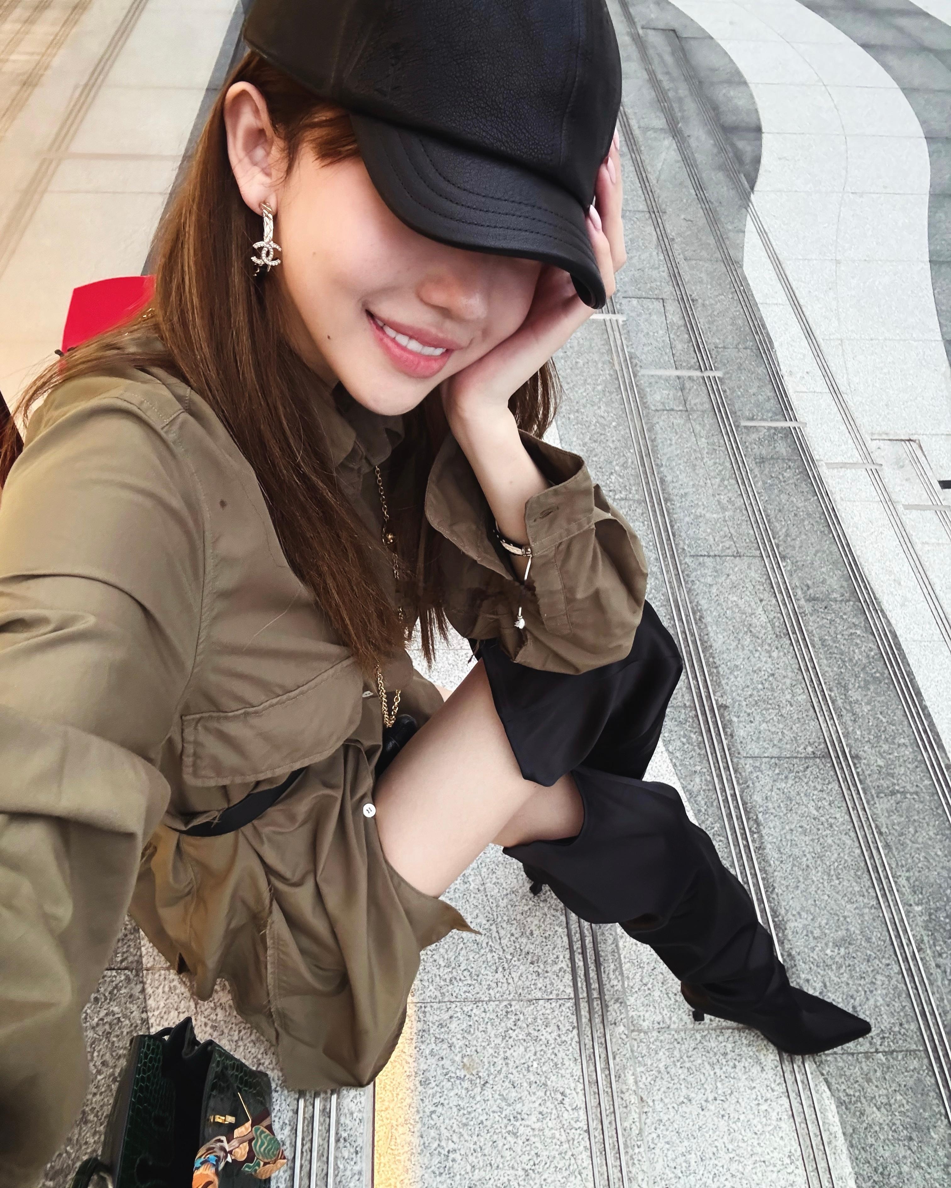 梦见自己有个女儿三四岁，每天一醒来就去抱她，她抱起来软软的，一抱她她就把脸贴在我