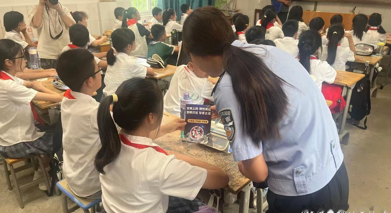 宣州公安西林派出所民警前往校园开展网络打谣宣传活动。民警通过以案释法揭秘谣言套路