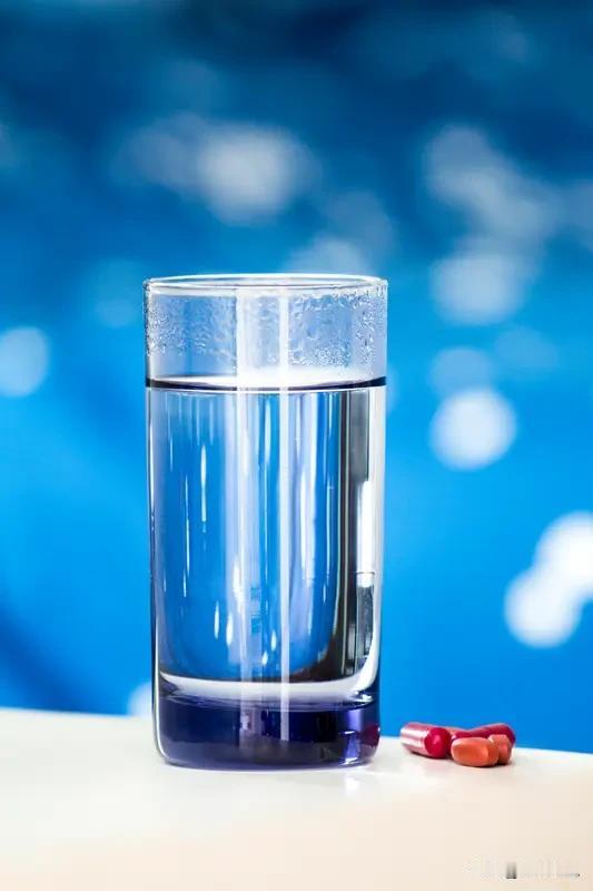 喝水选对时间，效果事半功倍。

清晨第一杯：温水护胃
晨起后，空腹喝一杯温水，有