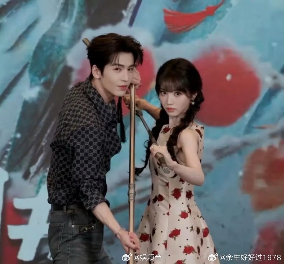 张凌赫又在全场找人了张凌赫找人时的认真脸像在搞科研，找到后饭撒时的甜笑像在谈恋爱