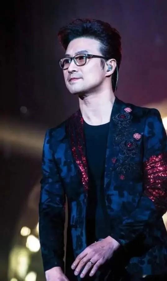 汪峰歌坛浪子不是浪得虚名啊
话说跟章子怡离婚后
人家章子怡回归影坛混的风生水起