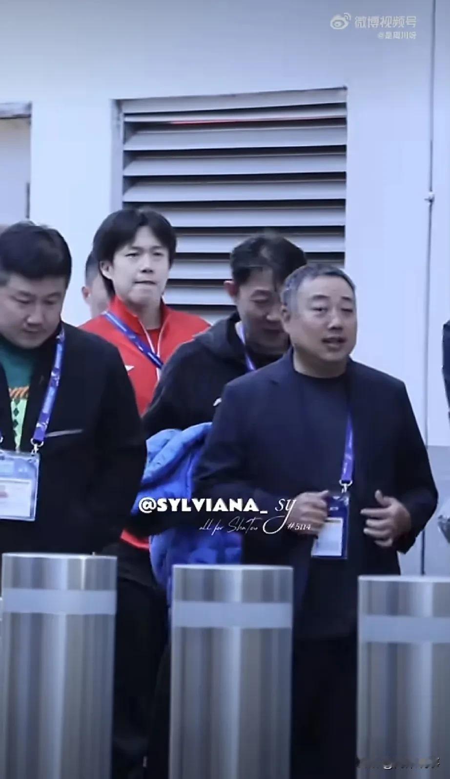 刘国梁这一到伦敦，国乒这边的气场好像都稳了。

今天他和王励勤、秦志戬等人现身世