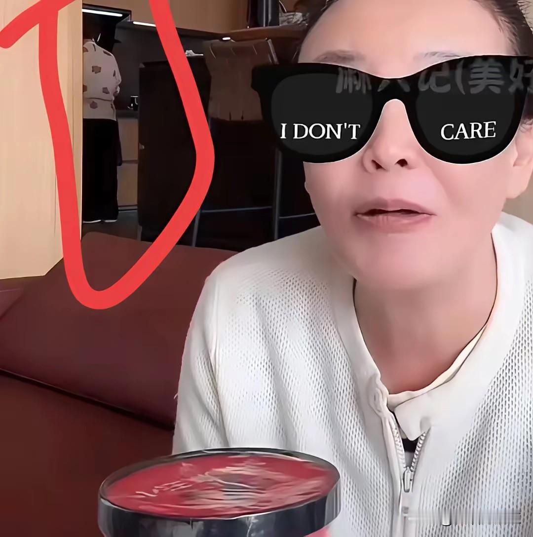 爱屋及乌，马筱梅妈妈随两个孩子来北京贴身照顾！

张兰直播时，镜头里出现了一个人