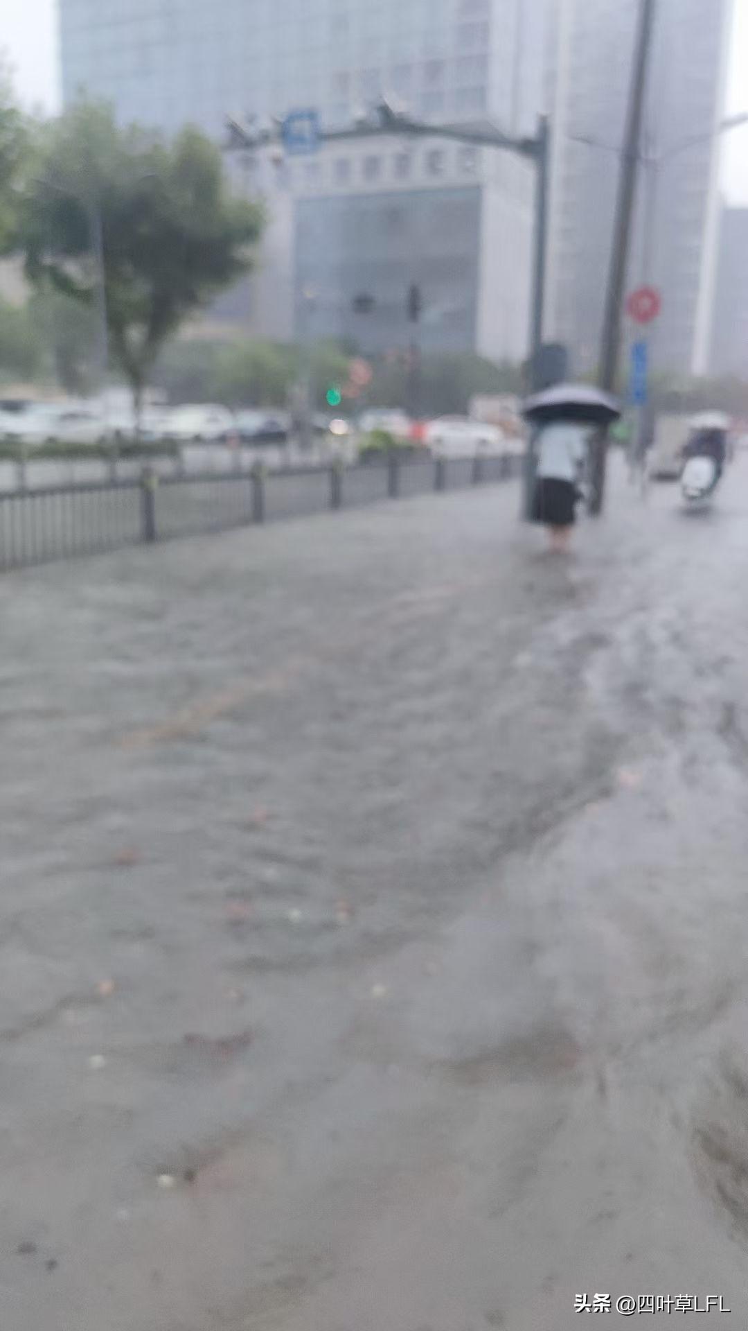 受台风“白海豚”影响，昆山出现大风、强降雨天气，很多路上积水严重，大家尽量不外出