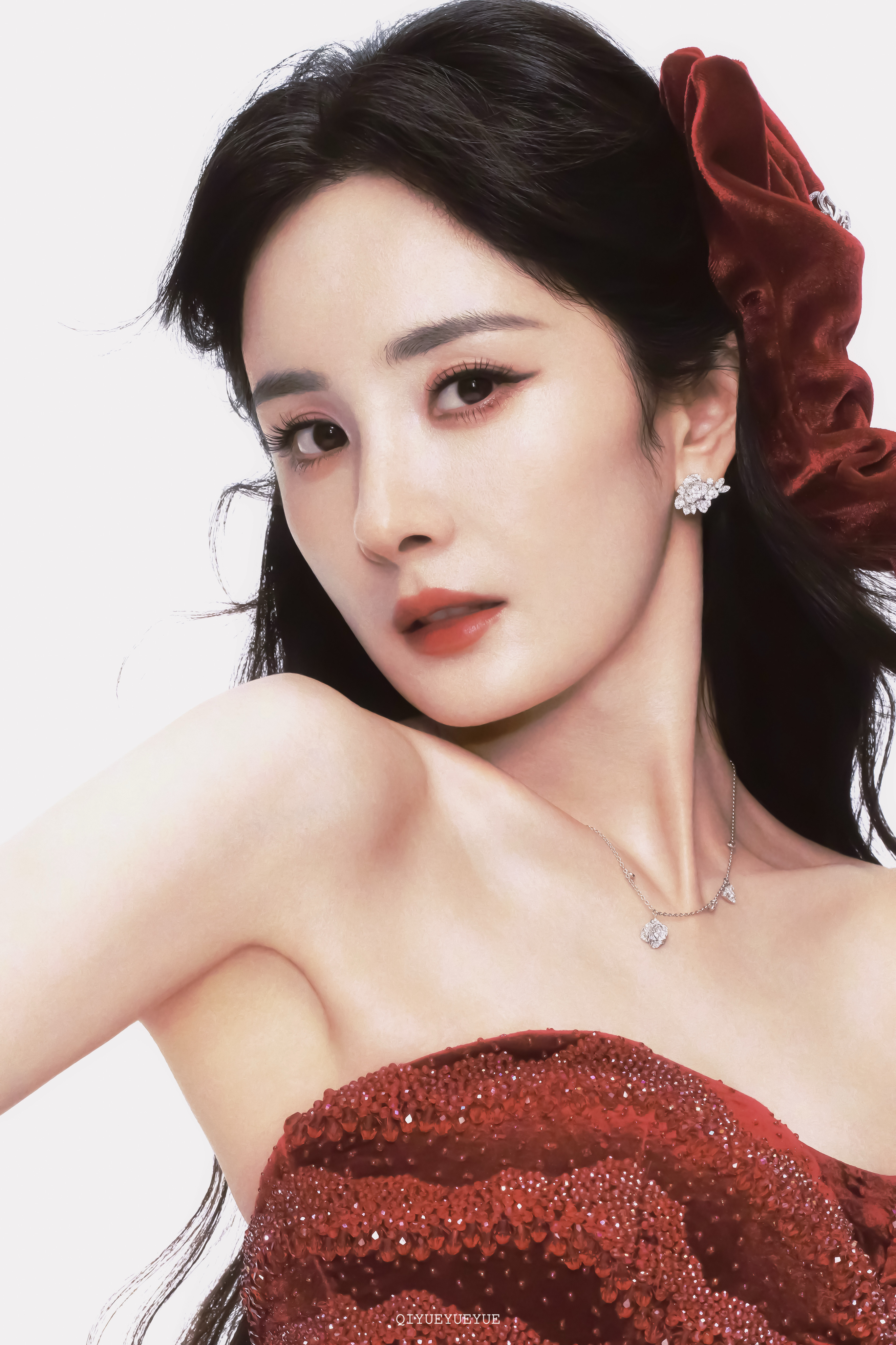 手套像鬓边的红玫瑰🌹那就跳一曲弗拉明戈💃杨幂碎钻高定红裙 ​​​