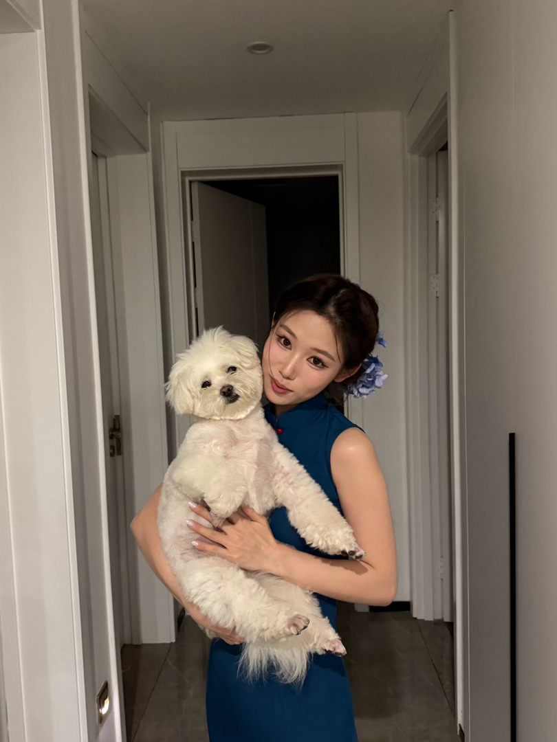 和小肠鹅也拍了萌萌嘟 最后一张照片 穿旗袍拍久了忍不住摆这样的动作谁懂 
