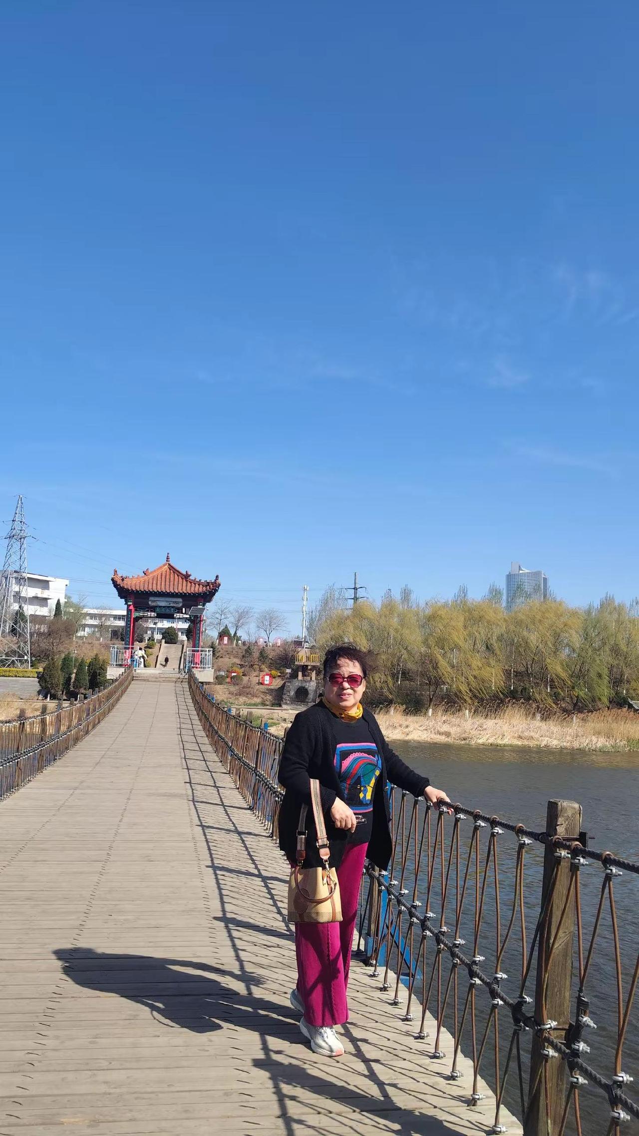 春暖花开游玩女儿河公园