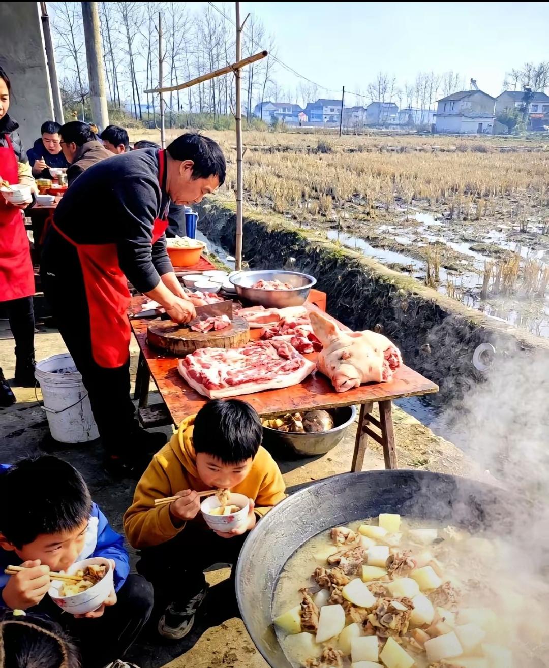 重庆一场民间杀猪宴，直接戳穿了春晚的“伪年味”！一边是耗资上亿、彩排百遍的精致舞