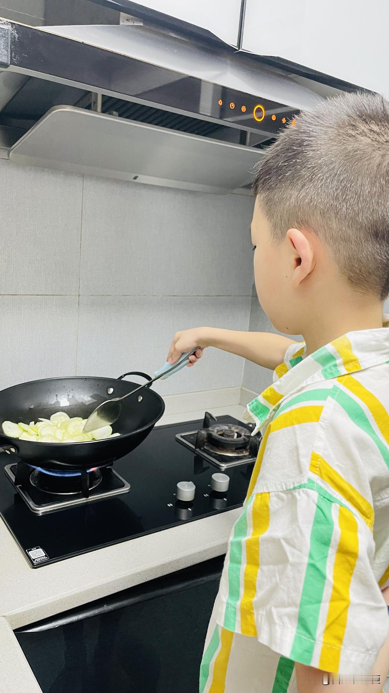 七岁的厨房初体验：我的清炒丝瓜

厨房的瓷砖地板有点凉，踩上去像踩在刚从冰箱里拿