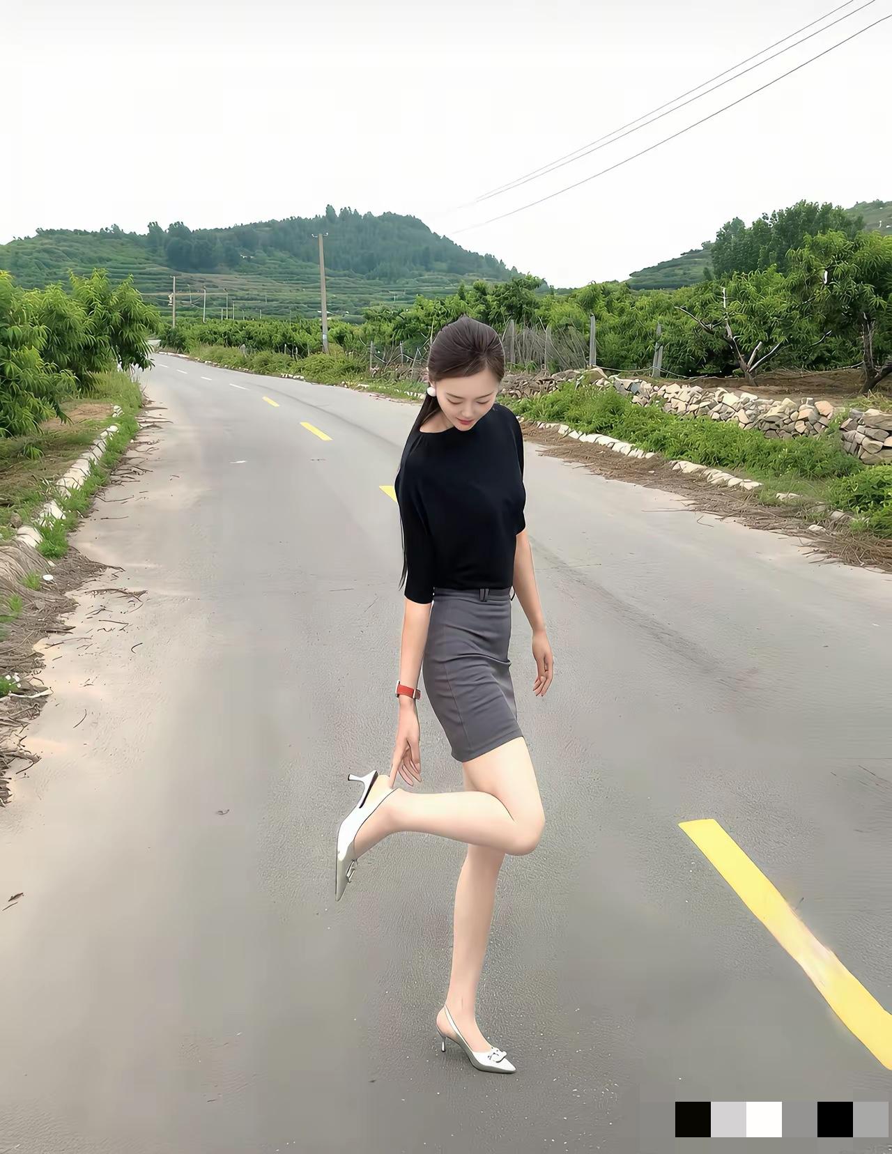 我老家的街道还不错吧！两边全是桃园