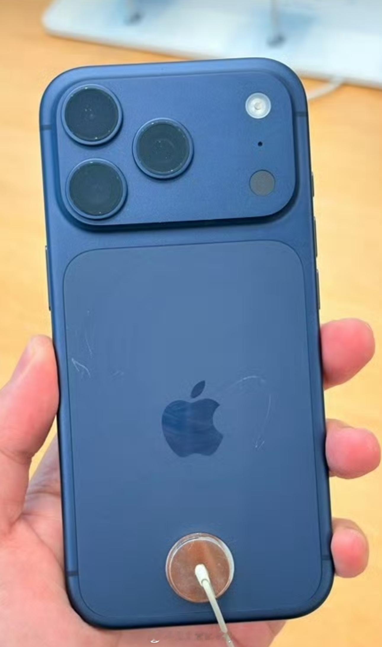 iPhone17Pro划痕 是因为材质原因吗？我怎么看着划痕位置可不止底下的瓷晶