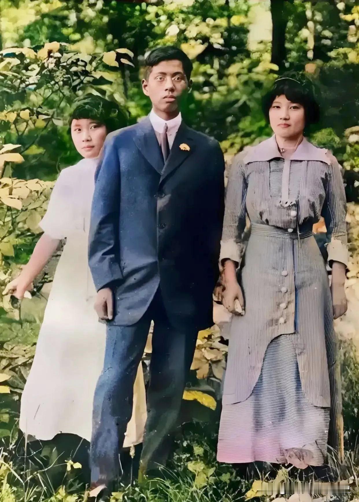 这是宋家三姐弟在美国留学时，留下的珍贵合影。
照片中从左至右分别是宋子文、二姐宋