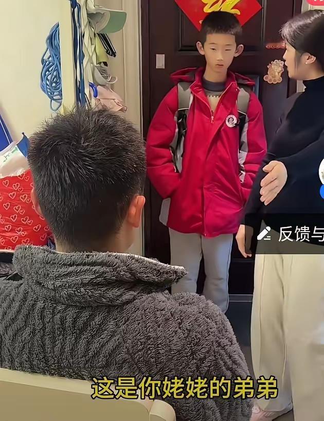 家人们，今天必须给你们分享一件超搞笑的事儿！孩子放学回家，一进门，瞅见家里多了个