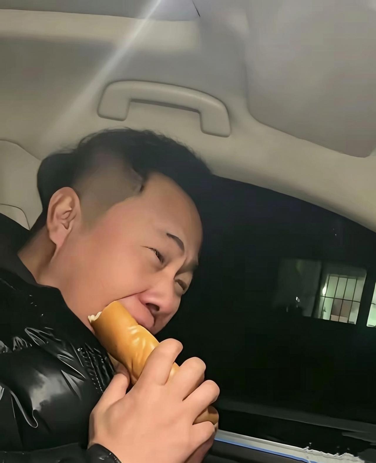 这位父亲的话，戳中无数家长
 
一位爸爸的心里话，震撼好多父母：我在楼下坐车里啃