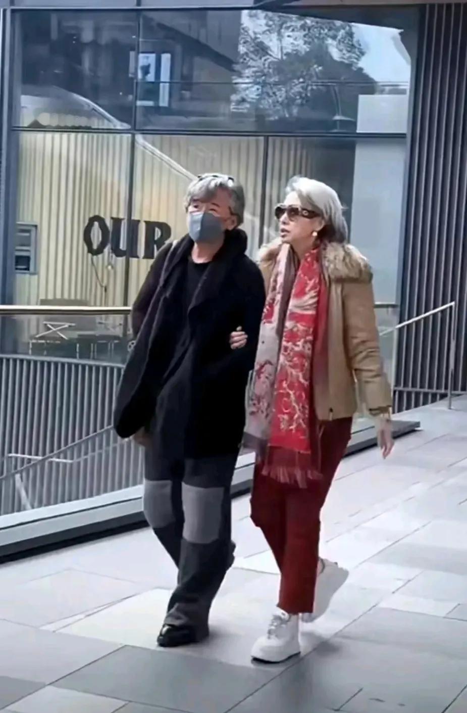 林子祥和叶倩文
两夫妻最近现身成都太古里
有人说他们的穿搭看不懂
我倒觉得他们的