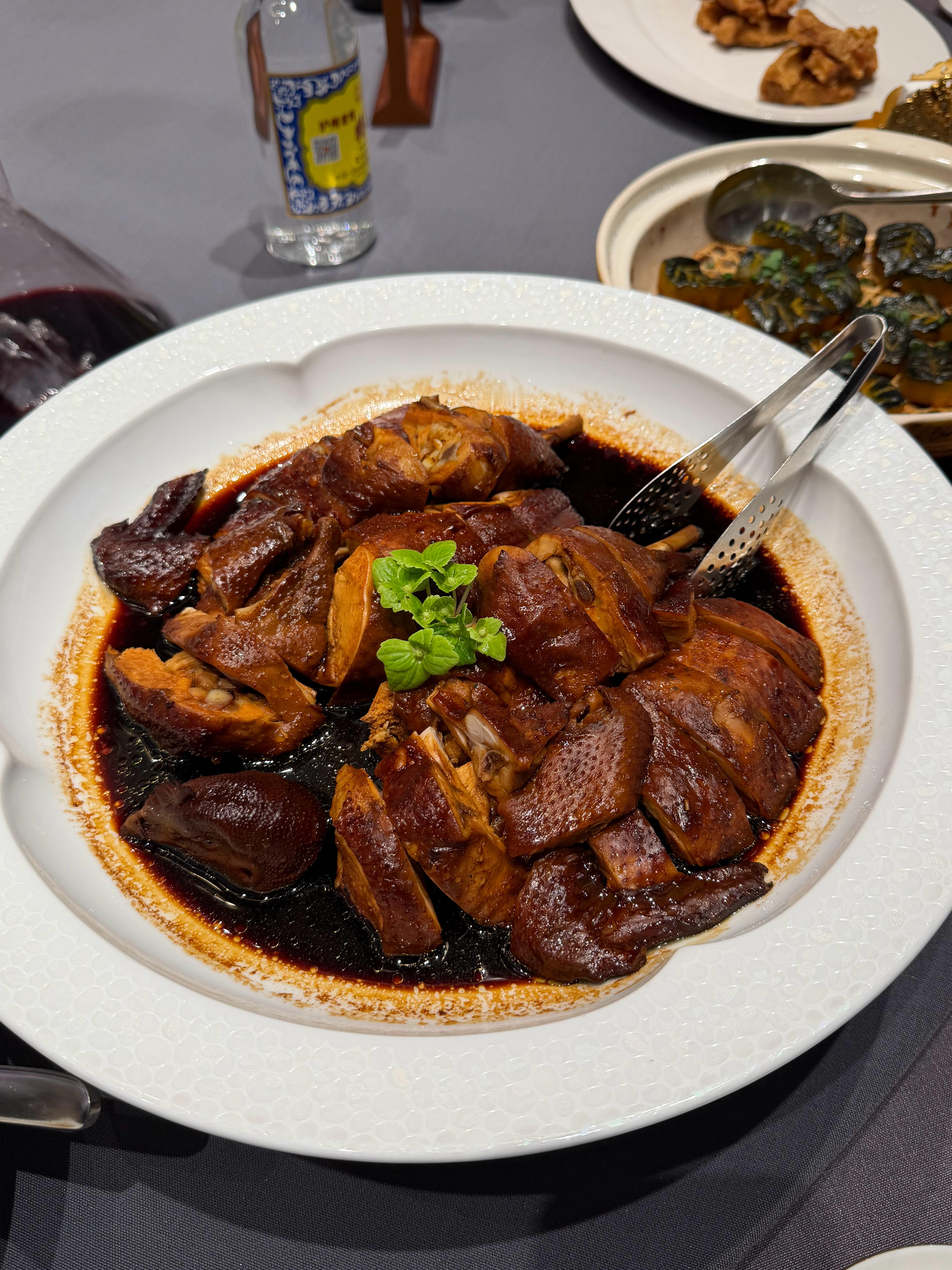 济南路过好几次，第一次有空安安定定吃顿晚饭，主办方安排吃了个融合湘菜的商务宴，没