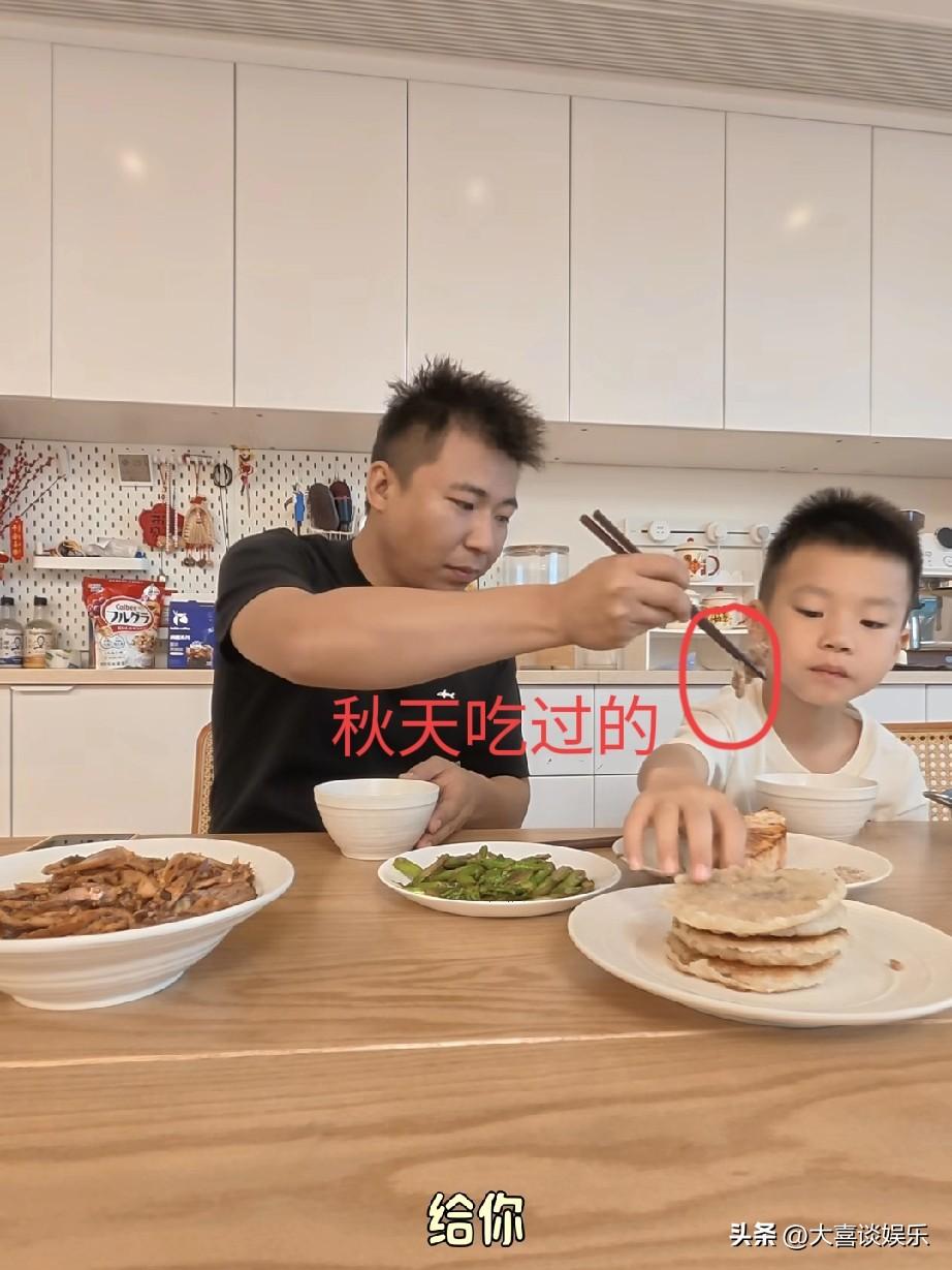 看了张纹铭带娃的一天，一个字，假！

说白了，这不就是拿孩子摆拍吗？
早上给秋天