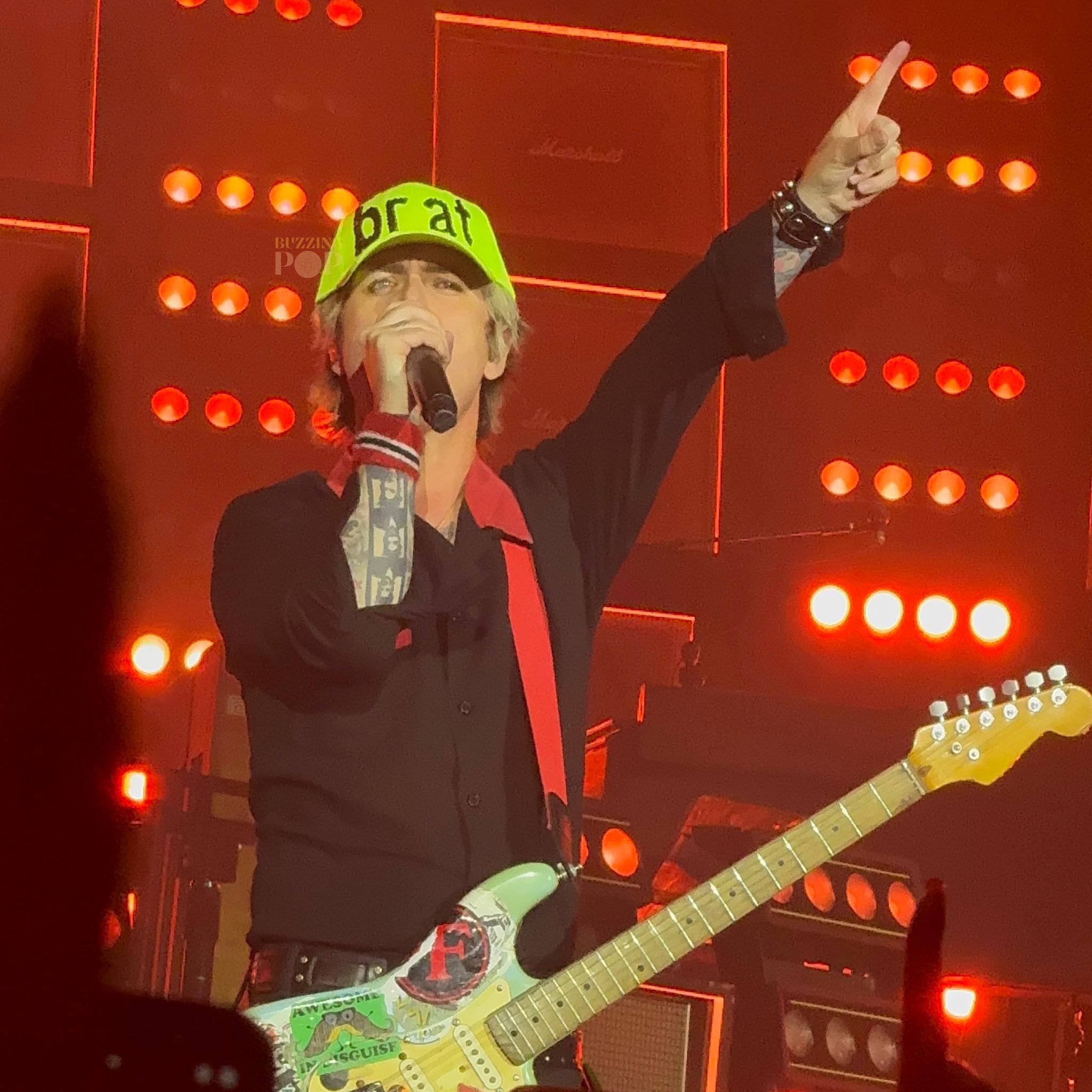 Green Day乐队主场 Billie Joe在今天科切拉演出现场戴了 ‘BR