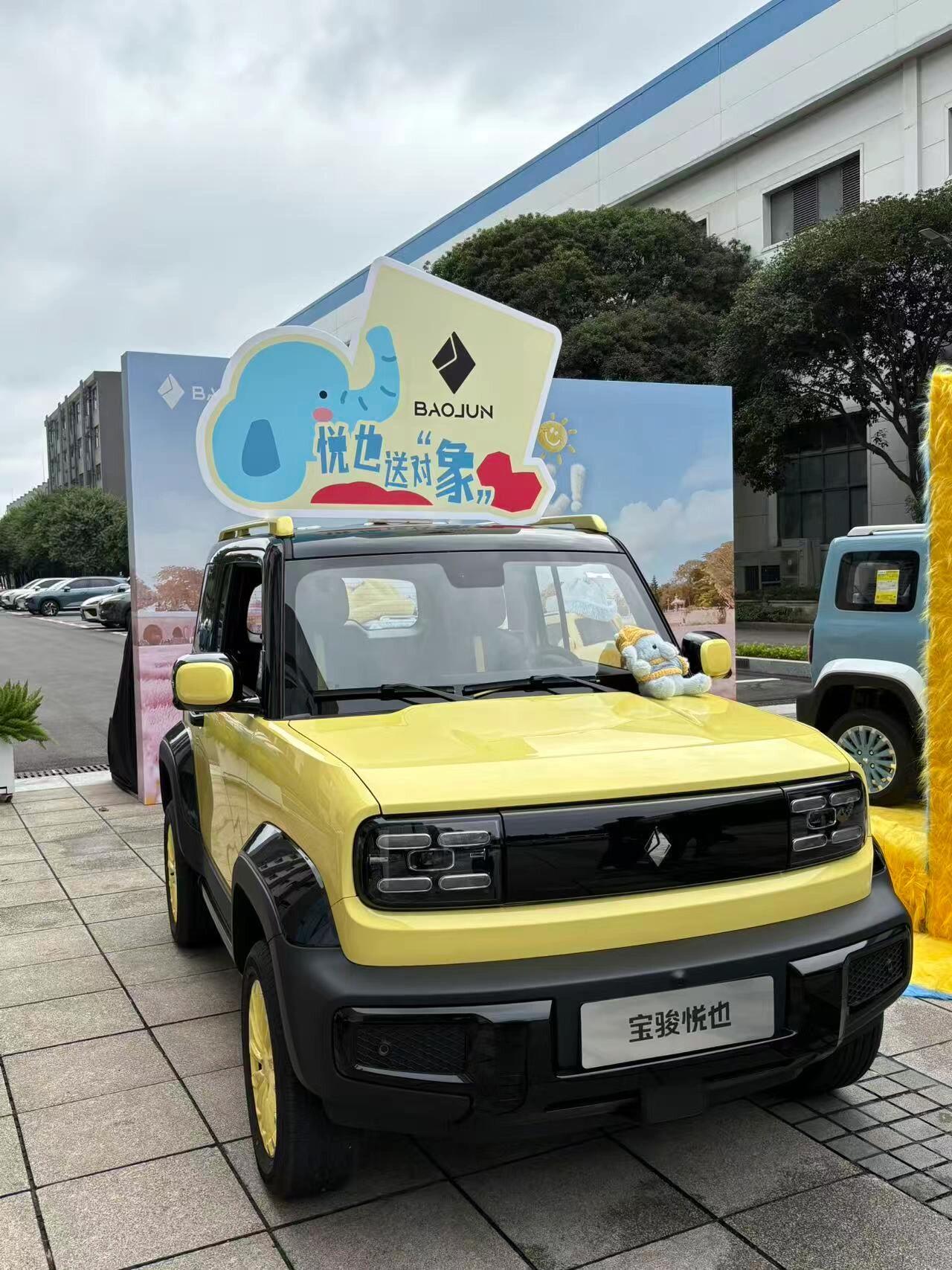 城市通勤小能手，车长短停车超方便。续航三百公里左右，一周充两次电就够用，主打一个