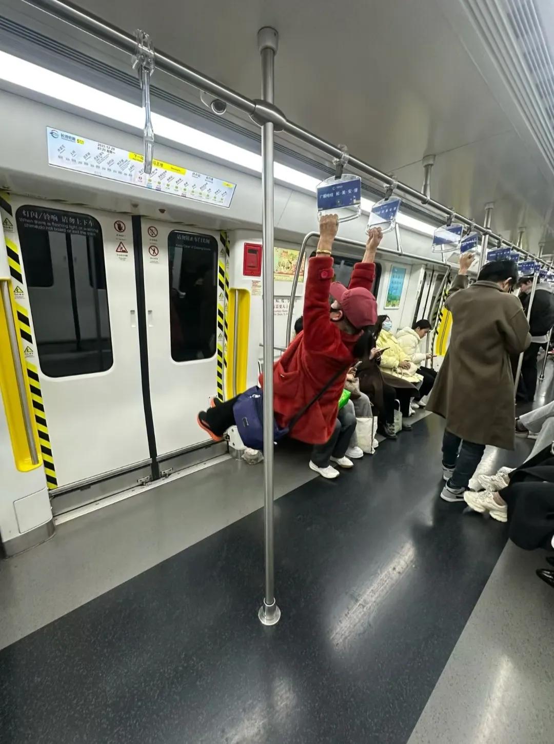 大妈坐个地铁还不忘健身，不过这样做真的好吗？
