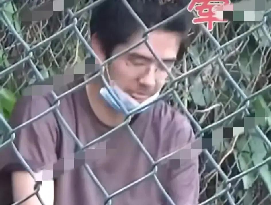 刘昊然，正面回应！
5月7日，因为被狗仔爆料在球场抠脚后又凑到鼻子前面闻，很多网