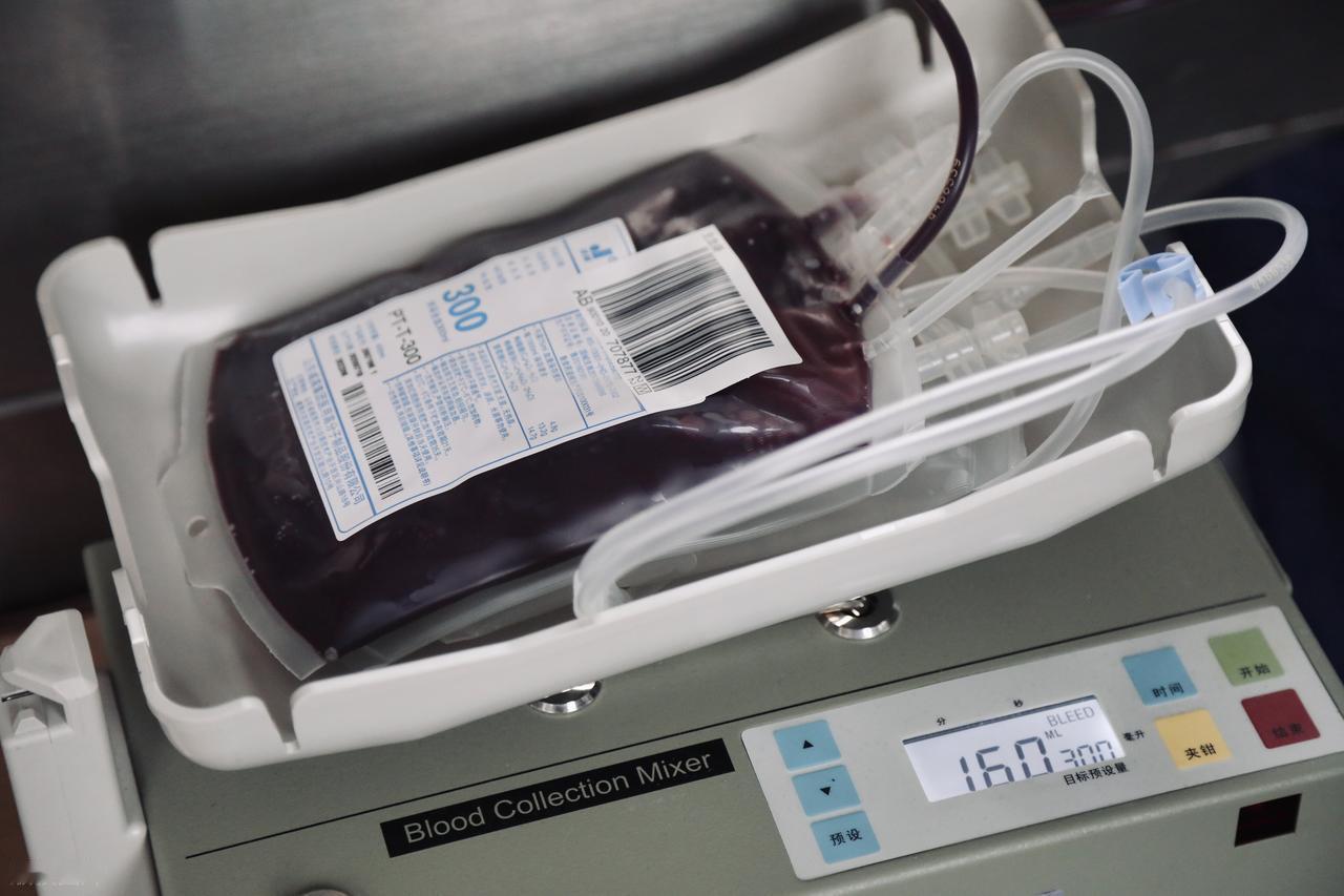 美国媒体证实的残酷真相，彻底戳破头号强国的假象：每天超过 20 万美国人靠卖血活