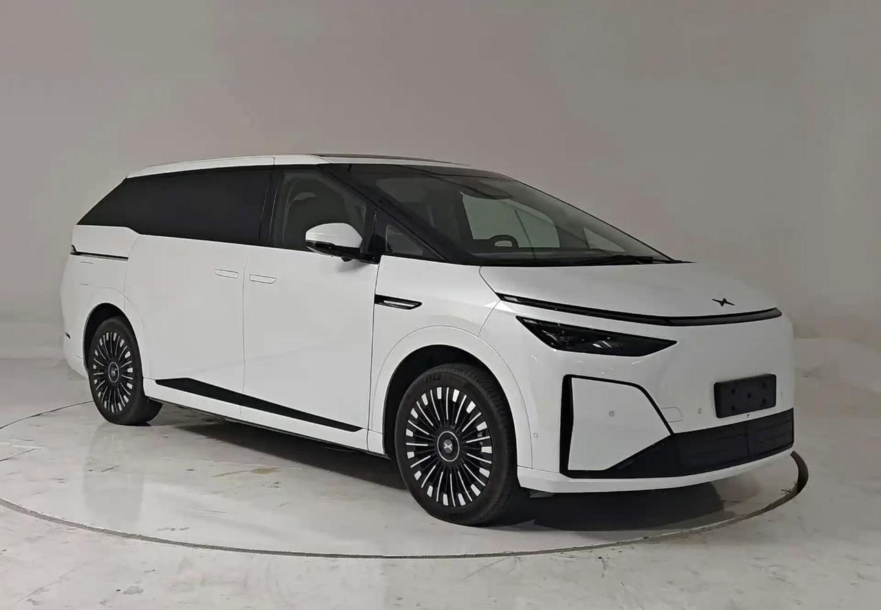 小鹏X9 Ultra申报图曝光，这新前脸外观改动还挺有看头。它延续现有风格，贯穿