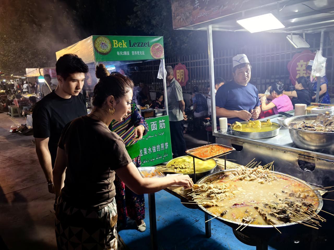 午夜的新疆阿克苏地区沙雅县夜市，褪去了白日的燥热，留存了最纯粹的热闹。灯火不熄、