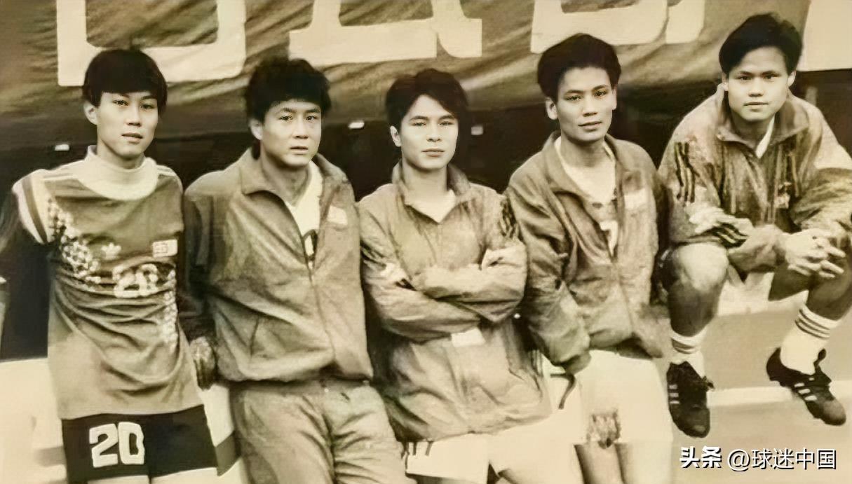 1990年的“柯达杯”四强赛，上演了一桩让今天球迷都觉得离谱的怪事：国家队既赢不