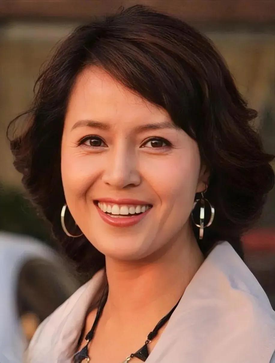 于莉红，56岁的女人了，虽有几分沧桑，但仍然秀气，很有精气神。她可是一级演员，1