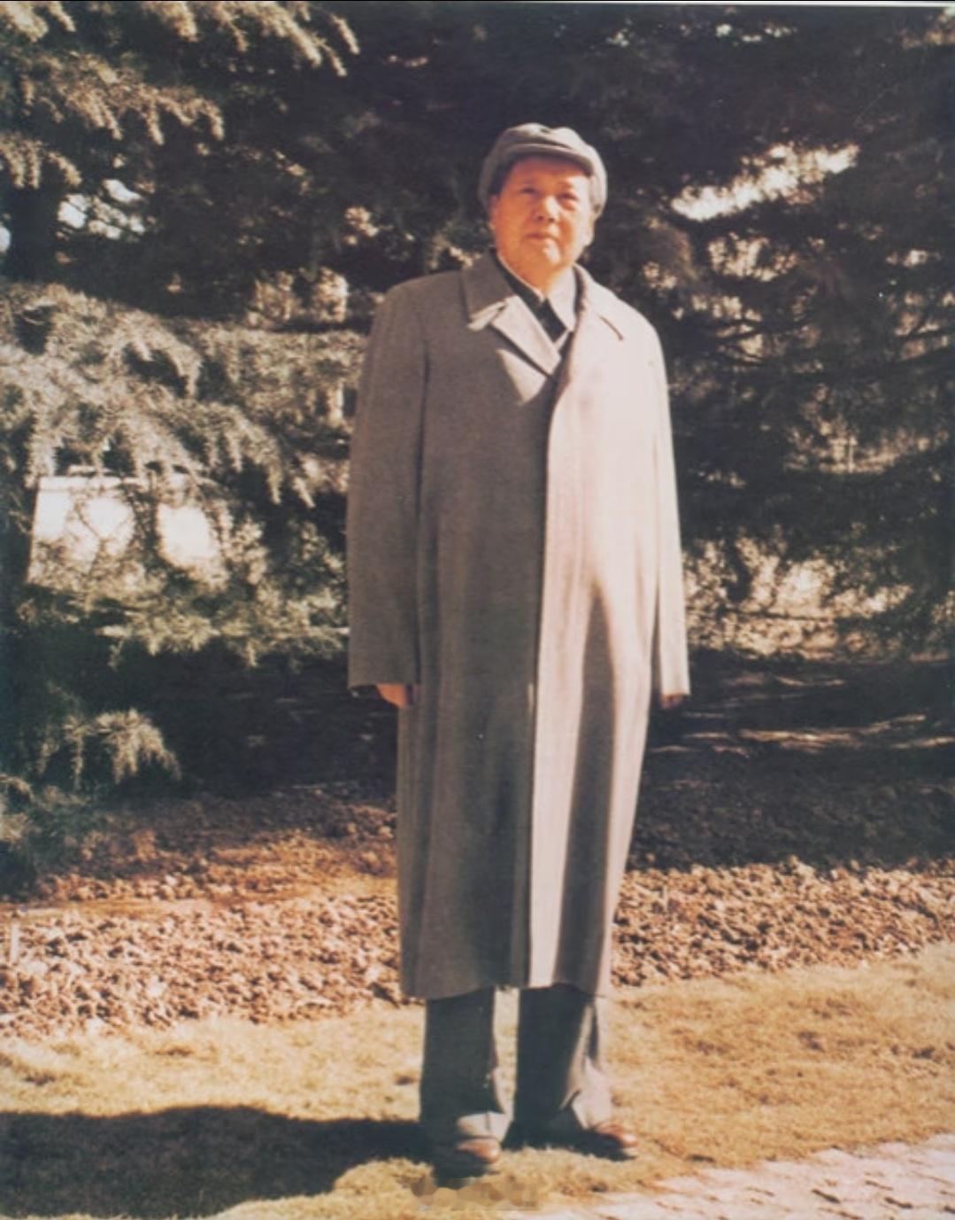 他66岁生日餐：一盘干炒辣椒，一盘干竹笋片，一盘土豆丝，一盘盐水萝卜。毛泽东同志