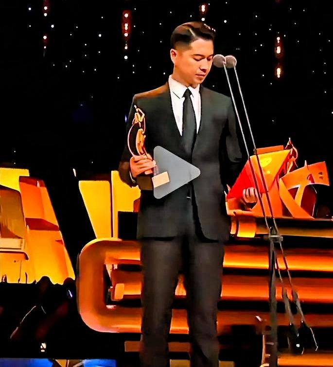 王雷家里放着劳斯莱斯不开，偏要骑单车带老婆去农家乐。

别说什么作秀，人家每年光