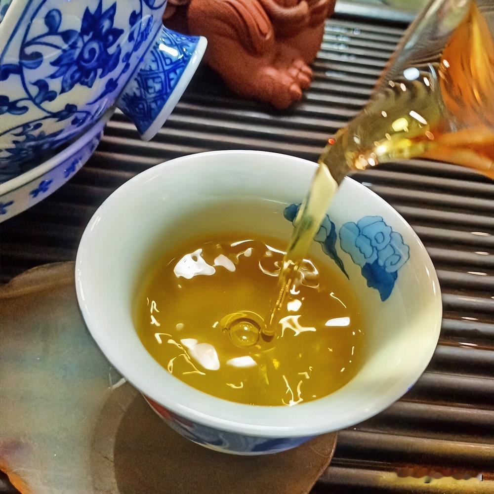 《苦尽甘来·浣溪沙体》
沸水翻腾碧玉瓯，新芽旋舞怯风流。初尝苦涩意难休。静待千回