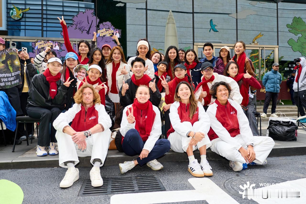 刚刚在深圳大运中心体育馆结束的一场WTCC世界网球洲际对抗赛混双比赛，世界队莱巴