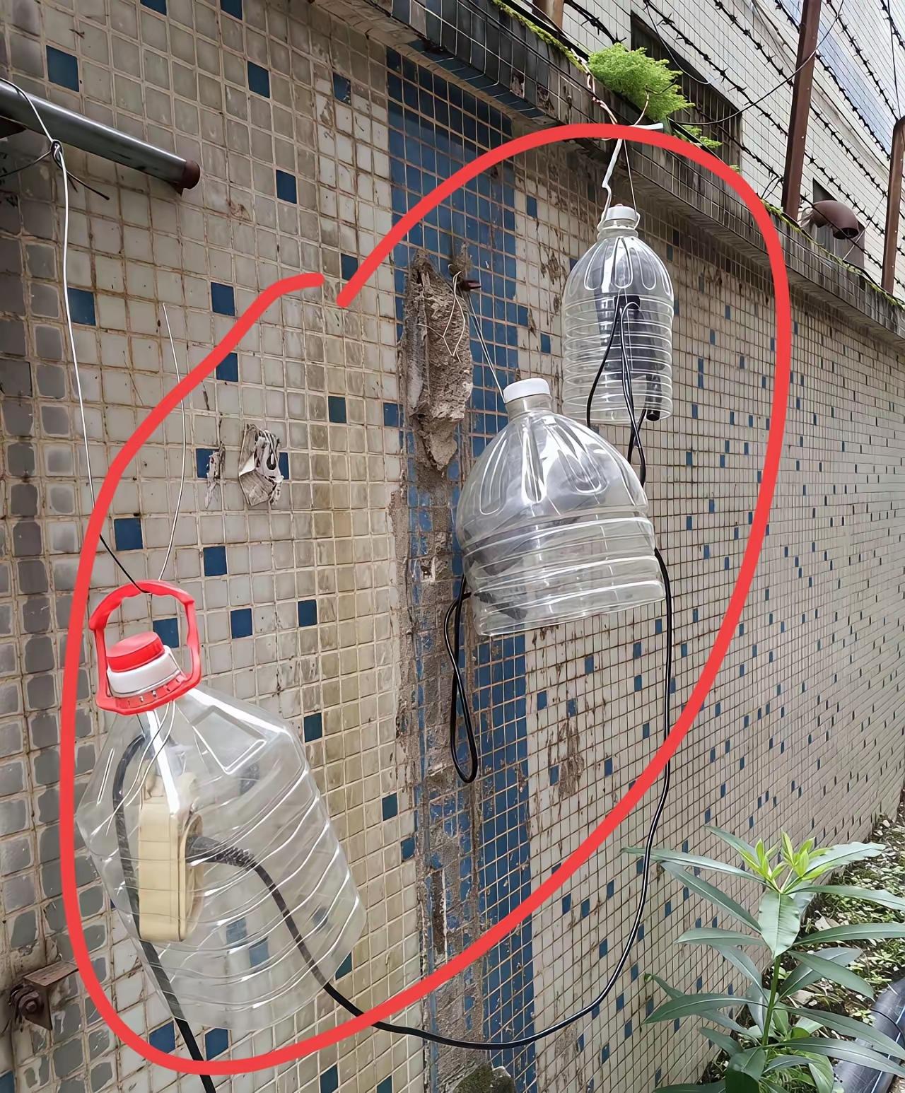 民间高手藏在市井！一个塑料油桶，解决户外插头淋雨难题。有时候不得不感叹，普通人的