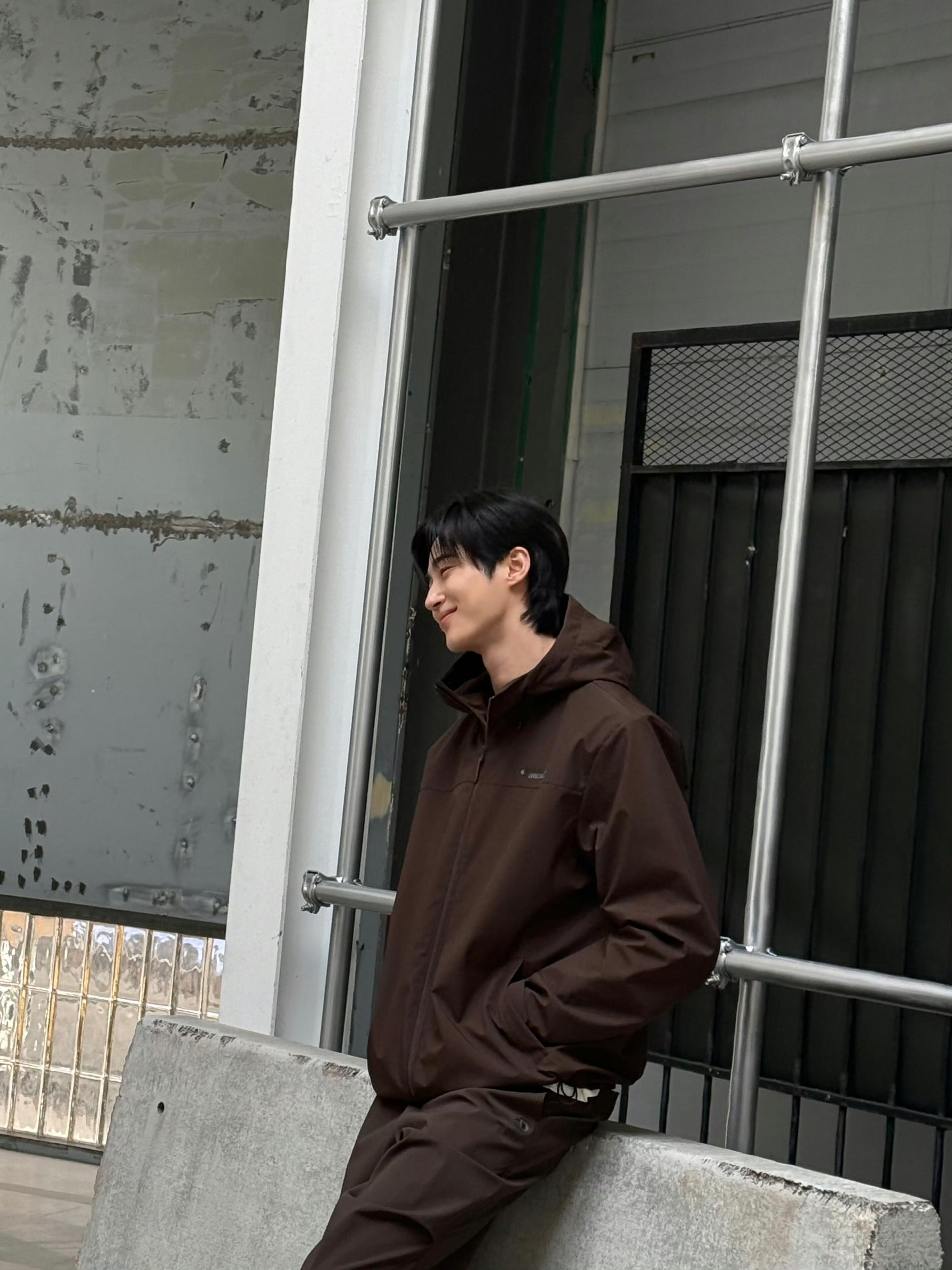 边佑锡/壁纸分享无论什么天气，都要学会拨开心里的乌云. 