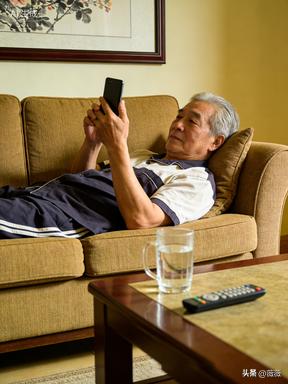 一位退休人员令人深思的话：
为了保命，我选择不和任何人接触，我现在情绪稳定，心里