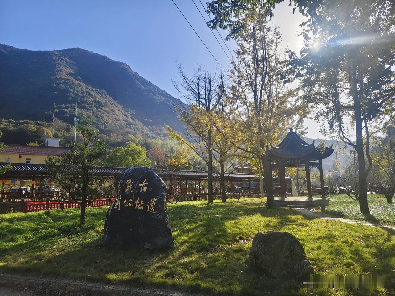 岕里原始自然风光不错，有古树，有古庙，还有古道。
沿着两边山峰之间的公路而上，一