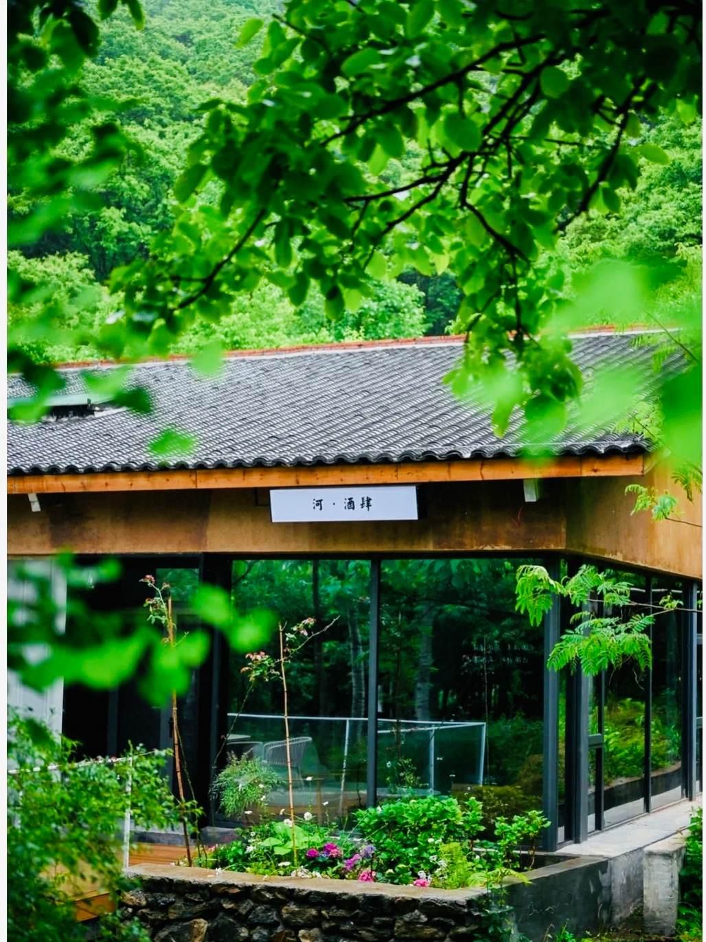 又给你们找到了一家绝美民宿。
完美且洋气的解决你的周边游困扰

这间叫楼房沟，离