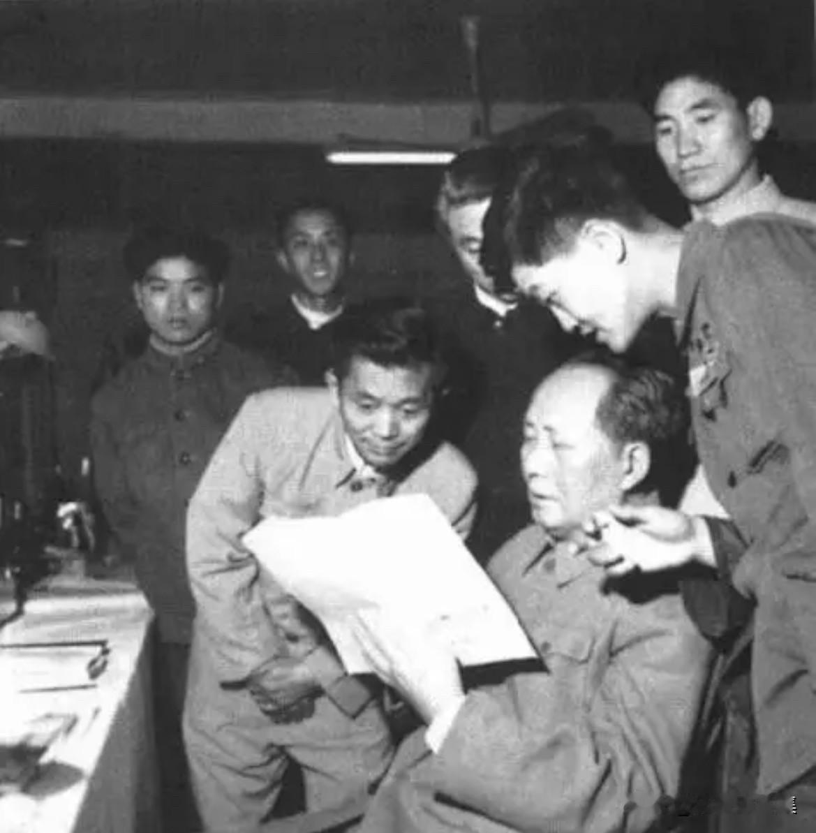 1960年5月4日下午，毛泽东主席在济南珍珠泉礼堂参观“山东省教育革命成果展览会