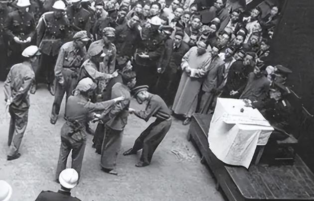 1947年，陈斌在被敌人处决时，猛地看见人群里有3位熟人，他立刻高声喊道：“家里