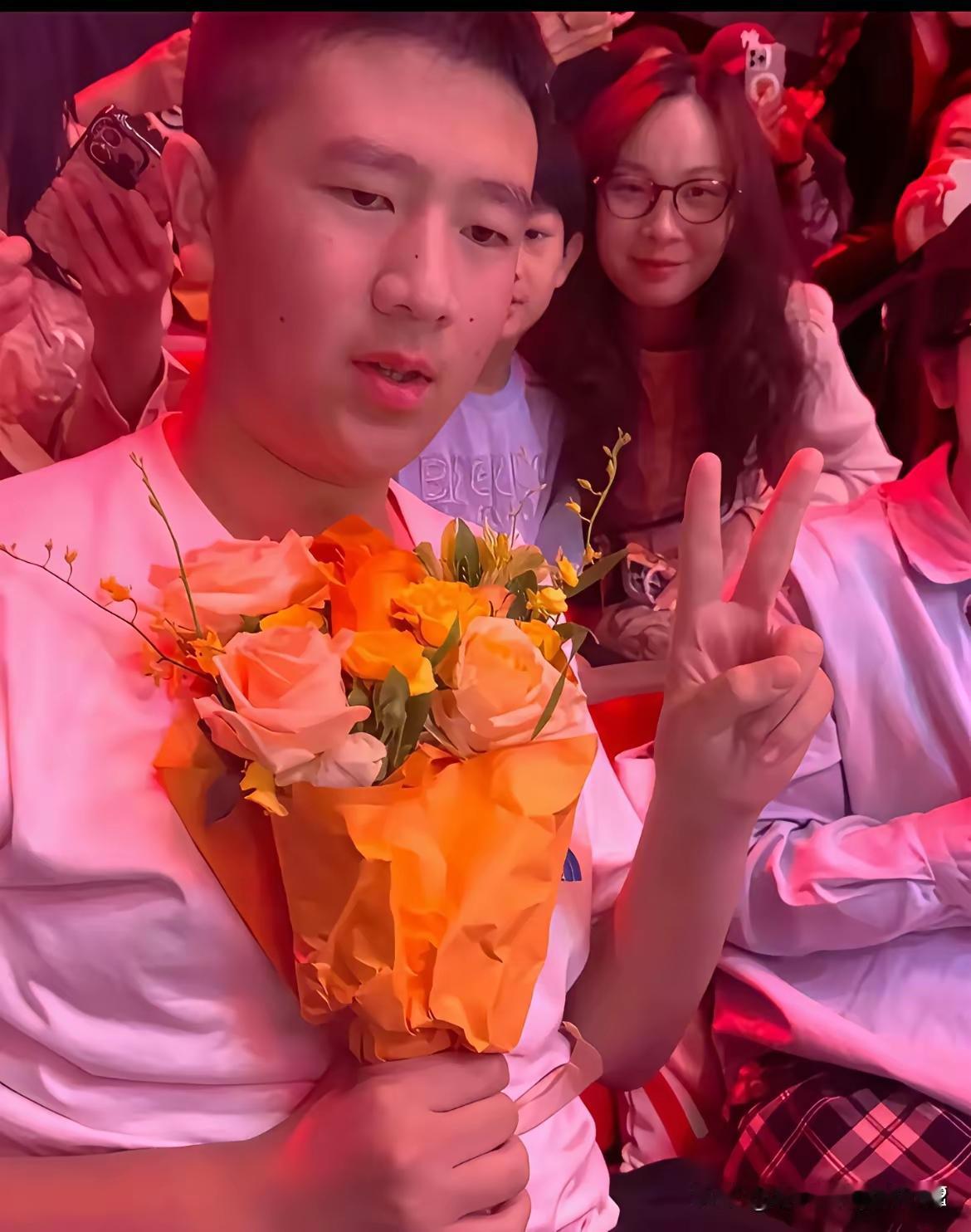 手持莎莎送出的鲜花
一路幸福到家
去了莎莎成长的地方：
省直第五幼儿园
和平西路